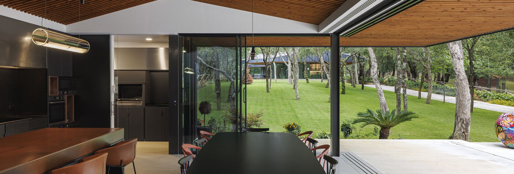 HiFinity Correr e Harmónio, ConceptWall 50 Fachadas e SlimLine 38 Ferro Janelas - Quinta dos Carvalhos localizado em Leiria, Portugal