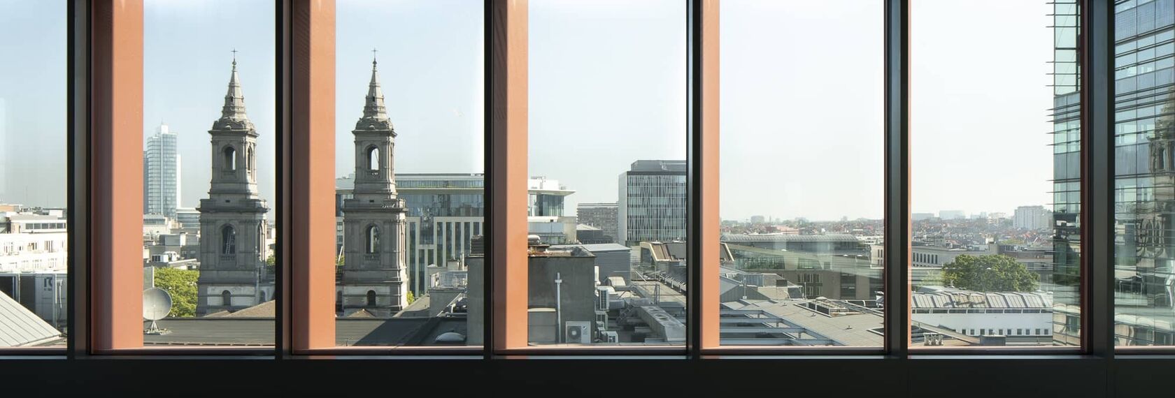 Fachada com janela de aluminio MasterLine 8 Alto Isolamento, que oferecem elevados níveis de isolamento térmico