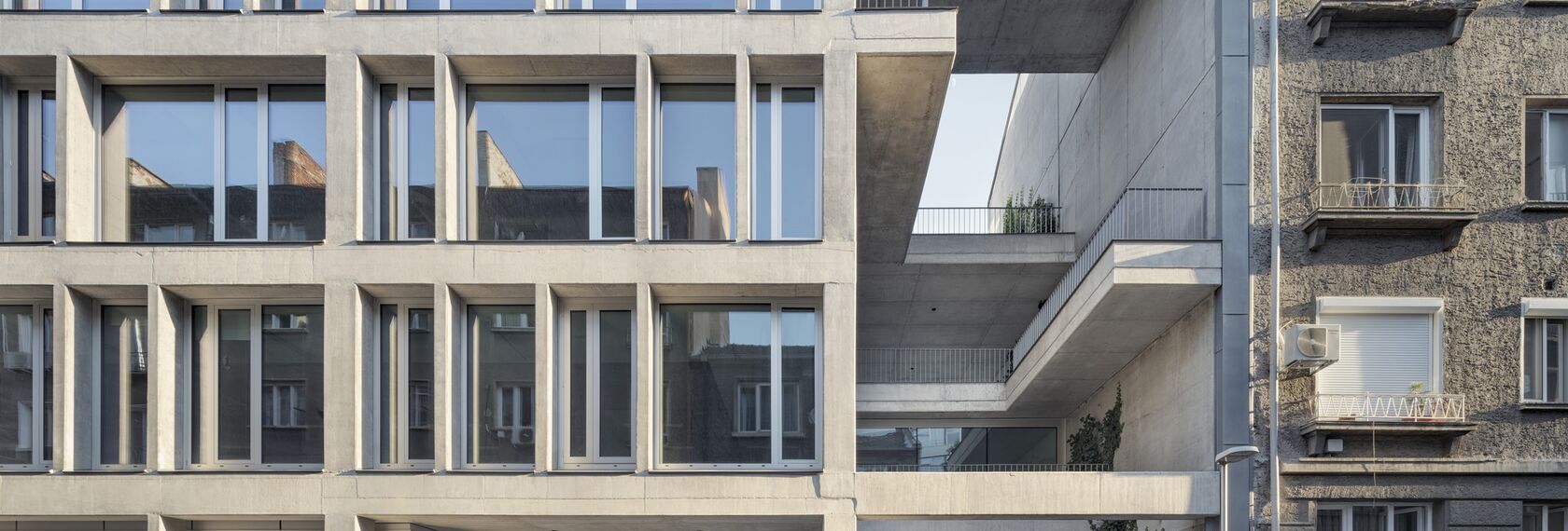 ConceptSystem 77 Janelas, ConceptPatio 155 Correr e Harmónio, SlimPatio 68 Correr e Harmónio, MasterLine 8 Portas e CW 50-SC Fachadas - MIR Office Building localizado em Sofia, Bulgarije