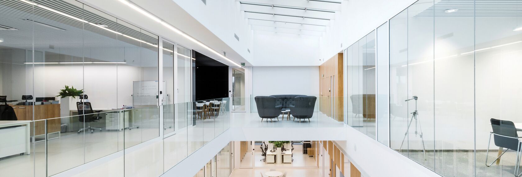 ConceptSystem 59Pa Janelas e CW 50-HI Fachadas - Pivexin Technology Headquarter localizado em Babice, Polónia