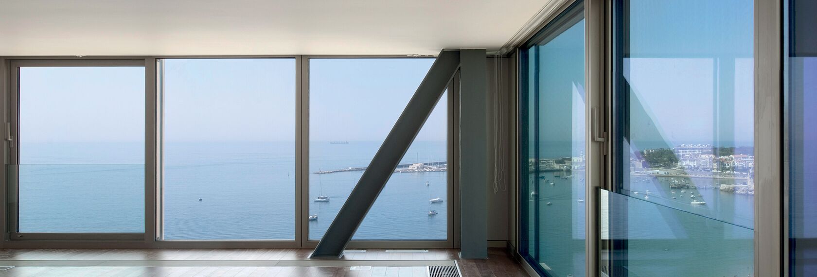 ConceptSystem 77 Janelas e ConceptSystem 77 Portas - Complexo de apartmentos Estoril Sol Residence  localizado em Cascais, Portugal