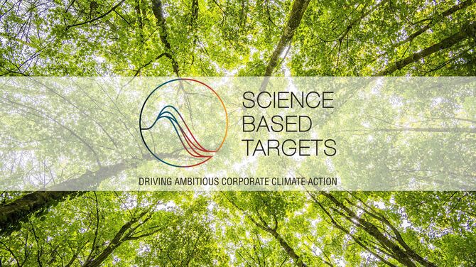 O logótipo da iniciativa Science Based Targets em frente às copas das árvores verdes.