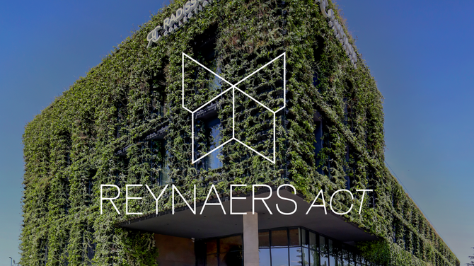 reynaers Logotipo da Act em frente à fachada de um edifício verde.