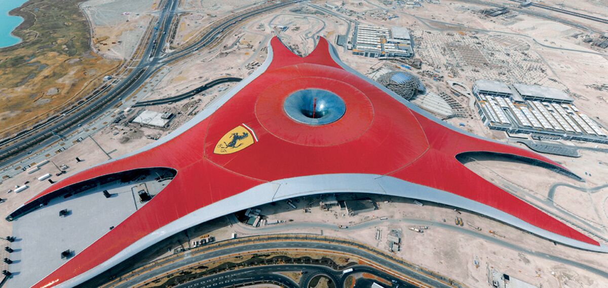 ConceptWall 86 Fachadas - Race track Ferrari World Abu Dhabi localizado em Abu Dhabi, Emirados Árabes Unidos