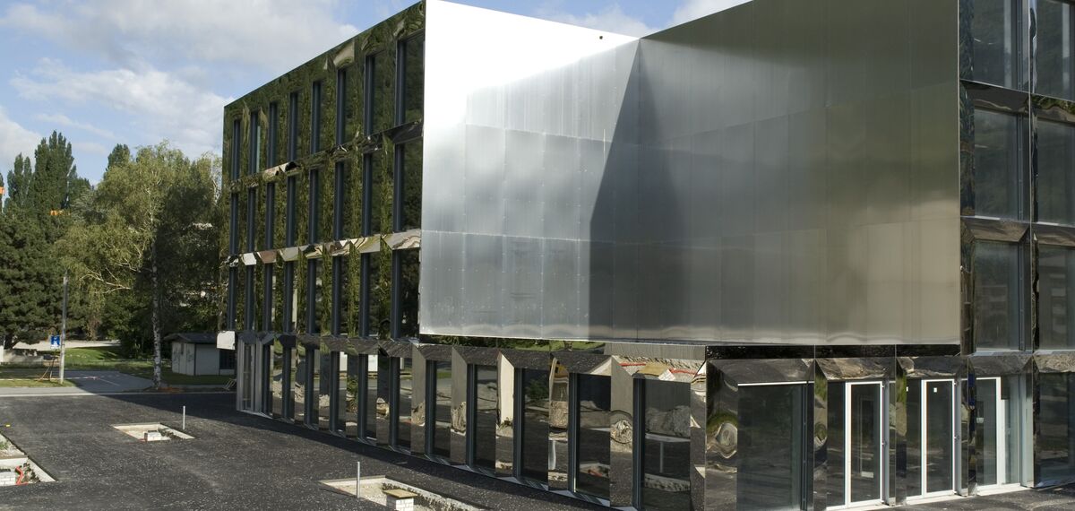 CS 86-HI (c) Sistemas cancelados e ConceptWall 50 Fachadas - College/University Technical Vocational School Visp localizado em Visp, Suíça