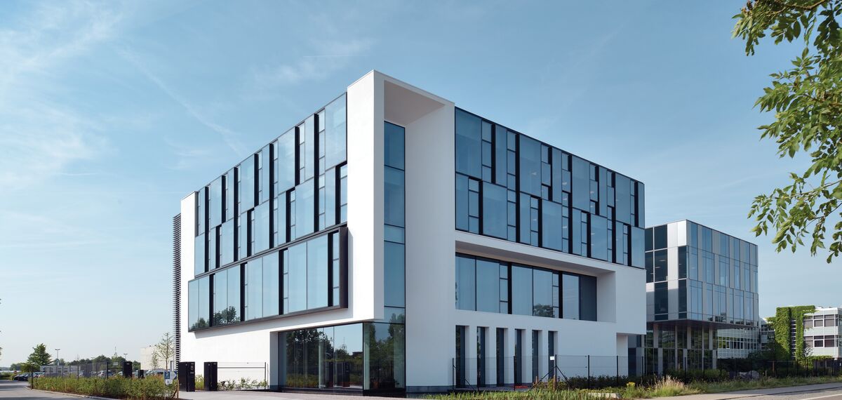 HiFinity Correr e Harmónio, BriseSoleil 100 Sombreamento, MasterLine 8 Janelas, CW 60-SC Fachadas, CW 86 Standard Fachadas e CW 86-EF Fachadas - Office building Reynaers Campus: Experience Centre localizado em Duffel, België