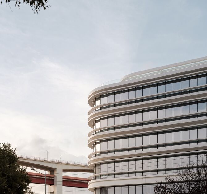 Fachada de aluminio no edifício ALLO em Lisboa, Portugal