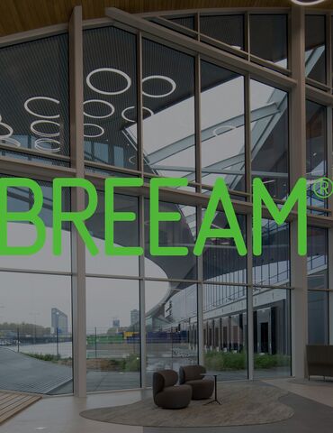 Logótipo BREEAM em frente ao moderno centro de distribuição.