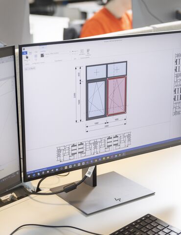 Modelo de janela BIM na tela do computador no escritório