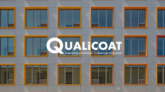 Logótipo da Qualicoat em frente a janelas coloridas.