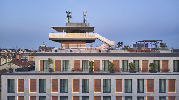 ConceptWall 50 Fachadas, MasterLine 8 Portas, SlimLine 38 Janelas e MasterLine 8 Balcony Door Portas - 21 House of Stories Navigli localizado em Milan, Itália