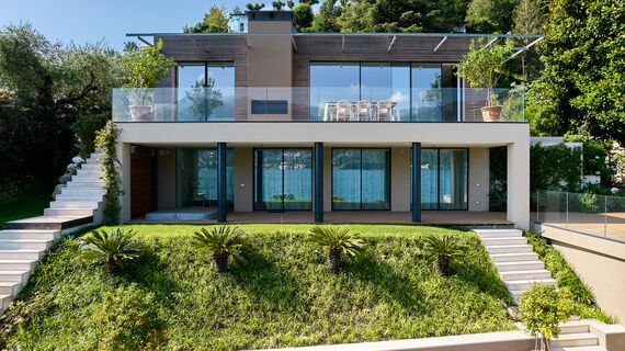 SlimLine 38 Janelas, MasterLine 8 Portas, HiFinity Correr e Harmónio, SlimPatio 68 Correr e Harmónio e MasterLine 8 Panel Door Portas - Villa Garda Lake localizado em Brescia, Itália