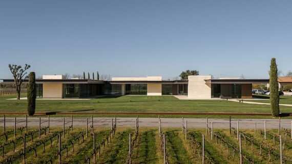 HiFinity Correr e Harmónio e ConceptPatio 155 Correr e Harmónio - Cantine Vie di Romans localizado em Gorizia, Itália