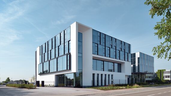 HiFinity Correr e Harmónio, BriseSoleil 100 Sombreamento, MasterLine 8 Janelas, CW 60-SC Fachadas, CW 86 Standard Fachadas e CW 86-EF Fachadas - Office building Reynaers Campus: Experience Centre localizado em Duffel, België