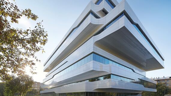 ConceptFolding 77 Correr e Harmónio, ConceptSystem 77 Janelas e CW 50-SC Fachadas - Office building Dominion Tower localizado em Moscow, Rússia