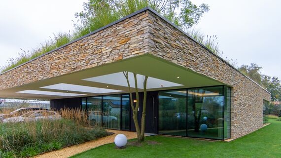 SlimLine 38 Janelas - Villa Berghuis: Uma moradia térrea com um toque intemporal localizado em Breda, nos Países Baixos