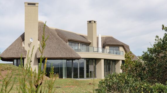 ConceptFolding 77 Correr e Harmónio, MasterPatio Correr e Harmónio, MasterLine 8 Janelas, Mosquito Sistemas complementares, MasterLine 8 Portas e MasterLine 8 Pivot Door Portas - Bush House localizado em Herbertsdale, África do Sul