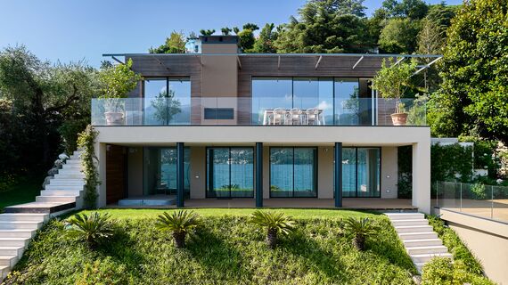 SlimLine 38 Janelas, MasterLine 8 Portas, HiFinity Correr e Harmónio, SlimPatio 68 Correr e Harmónio e MasterLine 8 Panel Door Portas - Villa Garda Lake localizado em Brescia, Itália