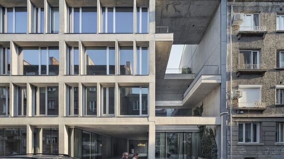 ConceptSystem 77 Janelas, ConceptPatio 155 Correr e Harmónio, SlimPatio 68 Correr e Harmónio, MasterLine 8 Portas e CW 50-SC Fachadas - MIR Office Building localizado em Sofia, Bulgarije