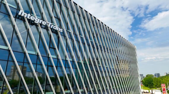 CW 50-HI Fachadas, MasterLine 8 HI Janelas e MasterLine 8-HI Portas - Sporto 16 localizado em Vilnius, Lituânia