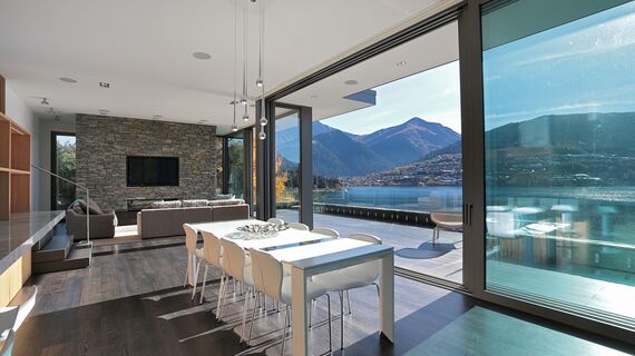 ConceptFolding 77 Correr e Harmónio e ConceptSystem 77 Janelas - Lago Wakatipu  localizado em Otago, Nova Zelândia