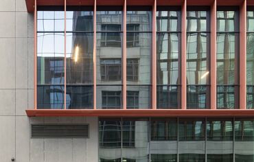 Fachada com janela de aluminio MasterLine 8 Alto Isolamento, que oferecem elevados níveis de isolamento térmico