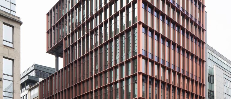 Fachada com janela de aluminio MasterLine 8 Alto Isolamento, que oferecem elevados níveis de isolamento térmico