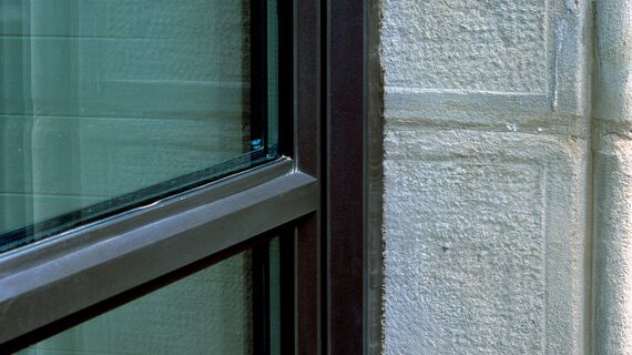 Pormenor de porta de aluminio SlimLine 38 numa variante Classic